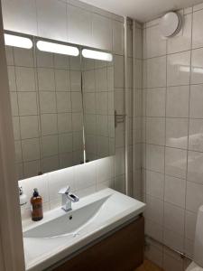 Koupelna v ubytování Stockholm Arlanda gratis parkering , Wifi, Fiber 1Gb, 2 enkelsängar, Långtidsboende rymligt o Garderober Room2