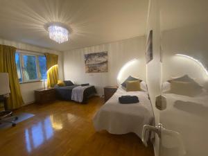 Postel nebo postele na pokoji v ubytování Stockholm Arlanda gratis parkering , Wifi, Fiber 1Gb, 2 enkelsängar, Långtidsboende rymligt o Garderober Room2