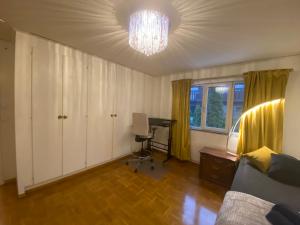 TV a/nebo společenská místnost v ubytování Stockholm Arlanda gratis parkering , Wifi, Fiber 1Gb, 2 enkelsängar, Långtidsboende rymligt o Garderober Room2