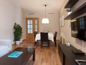 Una sala de estar con una mesa y un comedor. en Playa y Montaña Faura-Valencia, en Faura