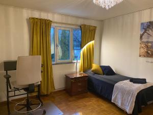 Postel nebo postele na pokoji v ubytování Stockholm Arlanda gratis parkering , Wifi, Fiber 1Gb, 2 enkelsängar, Långtidsboende rymligt o Garderober Room2