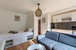 蒙佩利爾的住宿－Studio Clémentine Montpellier，客厅配有床和沙发