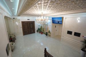een grote kamer met een kroonluchter en een hal bij Hotel Dali Samarkand in Samarkand