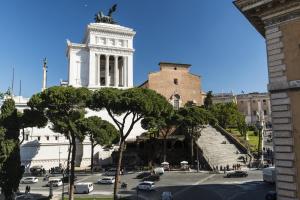 a view of a city with a building and a street at Rome Downtown Suite Bed and Breakfast Aracoeli in Rome