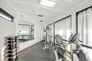 einen Fitnessraum mit Laufbändern und Crosstrainern in einem Zimmer in der Unterkunft Beach House in Destin