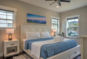 ein Schlafzimmer mit einem Bett und zwei Fenstern in der Unterkunft Blue Haven Modern comfort combined with a view of the natural beauty of the Black Mountains in Black Mountain