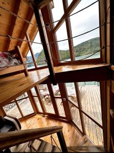 Zimmer mit Blick auf ein großes Fenster in der Unterkunft Splav Horizont in Gaočići