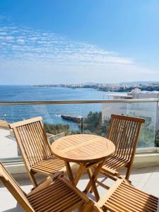 d'une table et de chaises sur un balcon avec vue sur l'océan. dans l'établissement Blu Mar Sea View Apartments, à San Pawl il-Baħar