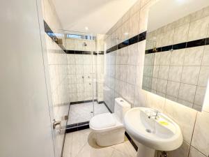Koupelna v ubytování GH Sander Hotel + 28 fotografií