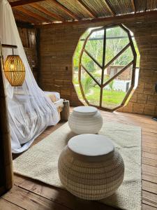 Pokój z dwoma stołkami i dużym oknem w obiekcie Akasha suites w mieście Doradal