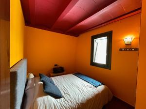 A bed or beds in a room at Apartamentos dúplex en Casa Rural Fundanal en Hoz de Jaca