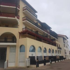 Un gran edificio con balcones a los lados. en Magnifique T2 meublé au pied du port, en Capbreton