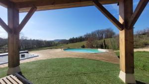 MontayralにあるDomaine des possibles - Equi Homeのパティオからスイミングプールの景色を望めます。