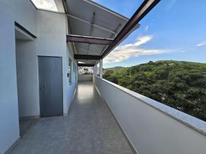 ein leerer Balkon eines Gebäudes mit Aussicht in der Unterkunft HOTEL POLASTRELLI in Governador Valadares