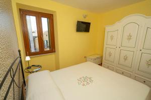 a bedroom with a white bed and a window at Il Nido sul Lago in Capodimonte