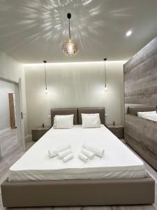 - une chambre avec un grand lit et 2 serviettes dans l'établissement classy apartment Loui 2 Durres, à Durrës