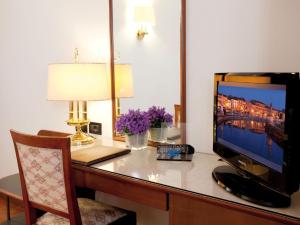 A television and/or entertainment centre at Hotel Marconi