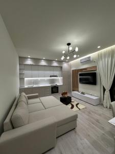 Il comprend un salon avec un canapé et une cuisine. dans l'établissement classy apartment Loui 2 Durres, à Durrës