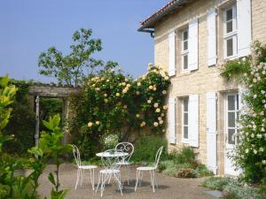 Taman di luar Luxury 18th C renovated stone house with heated swimming pool in countryside