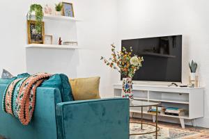 Μια τηλεόραση ή/και κέντρο ψυχαγωγίας στο Stylish 2 BR condo - close to Riverwalk