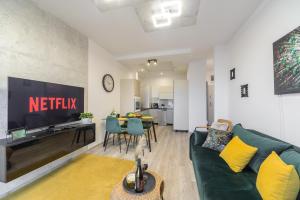 Et tv og/eller underholdning på Lumina apartments with parking near Atlas Arena