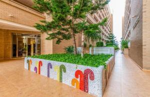 a planter with a tree in the middle of a building at Jardines del Mar in Oropesa del Mar