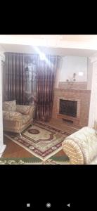- un salon avec un canapé et une cheminée dans l'établissement Квартира, à Samarcande
