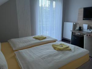 Postel nebo postele na pokoji v ubytování Hotel am Steinertsee - Kassel-Ost