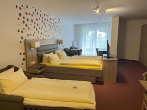 Postel nebo postele na pokoji v ubytování Hotel am Steinertsee - Kassel-Ost