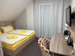 Postel nebo postele na pokoji v ubytování Hotel am Steinertsee - Kassel-Ost