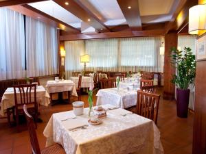 A restaurant or other place to eat at Hotel Marconi