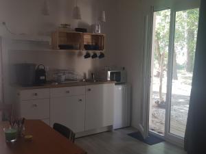 Η κουζίνα ή μικρή κουζίνα στο Gîte des Louisettes et Paulin 300m de la plage +26 φωτογραφίες