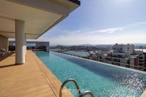 ein Pool auf dem Dach eines Gebäudes in der Unterkunft TVT - Estúdios de luxo no centro de Florianópolis in Florianópolis