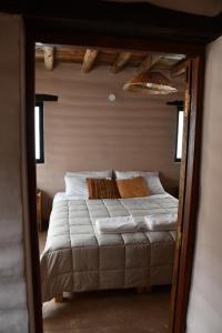 La Ventanita de Maima في مايمارا: غرفة نوم بسرير كبير مع شراشف بيضاء