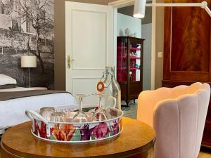 een kamer met een tafel en een dienblad met wijnglazen bij B&B Kerkstraatje3 midden in historisch centrum in Zutphen