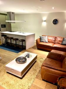 Istumisnurk majutusasutuses Upper Suite MK City Apartment- Walk to Train Station, Smart TV with Netflix, Disney Plus & Prime!