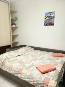 uma cama com uma colcha num quarto em Однокімнатна квартира по вул Дорошенка 56 em Lviv