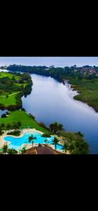 - une vue aérienne sur une rivière et un parcours de golf dans l'établissement Adriana Rinaldi Gonçalves, à Angra dos Reis