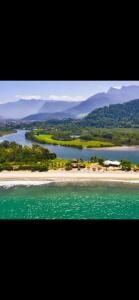 - une vue sur une étendue d'eau avec une plage dans l'établissement Adriana Rinaldi Gonçalves, à Angra dos Reis