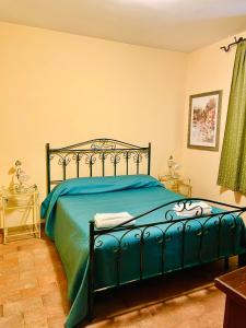 um quarto com uma cama com um edredão verde em Casa Vacanze Nonna Vittoria em Spoleto