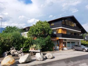 ein Haus mit Felsen davor in der Unterkunft Haidegger Appartements in Innsbruck
