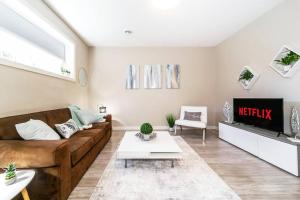 sala de estar con sofá y TV en Bright Spacious Suite - King Bed - Long Stays -WiFi en Edmonton