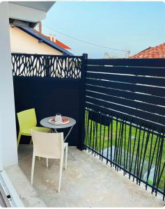 a patio with a table and chairs and a fence at Charmant Studio pouvant accueillir 4 personnes in Anglet