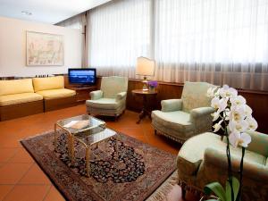 A seating area at Hotel Marconi