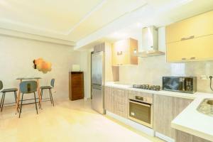 a large kitchen with a table and chairs in it at Résidence Massira Square Place in Casablanca