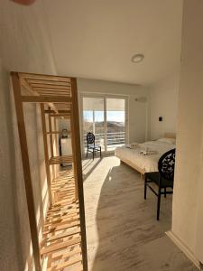 1 dormitorio con 1 cama y escalera que conduce a un balcón en Airport Blue Eye House Ideal for air travellers 5 km from Airport, en Dalaman