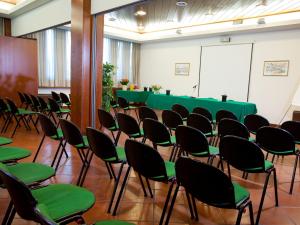 The business area and/or conference room at Hotel Marconi