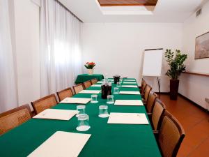 The business area and/or conference room at Hotel Marconi