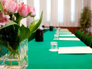 The business area and/or conference room at Hotel Marconi