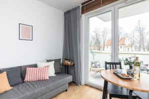 een woonkamer met een bank en een tafel bij SuperApart Czechowa in Warschau